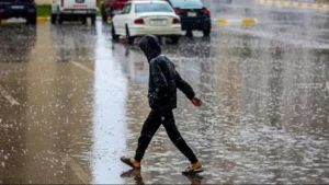 انخفاض ملموس في درجات الحرارة وغبار كثيف يهيمن على طقس مصر الجمعة مع أمطار متفرقة على السواحل الشمالية